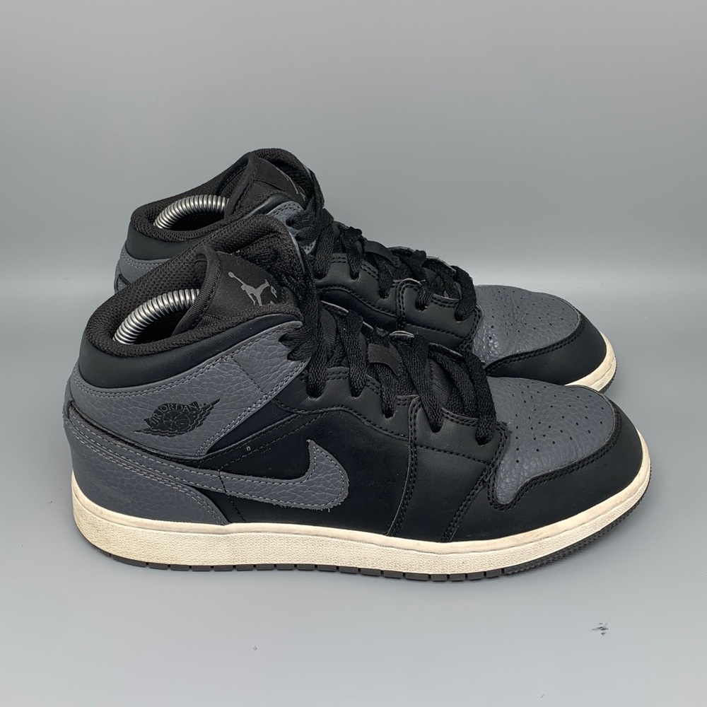 Jordan 1 Mid‎ Black Grey Shoes 554725-041 Yth Sz 7Y Women's Sz 8.5